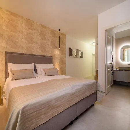 Kostela Luxury سبليت