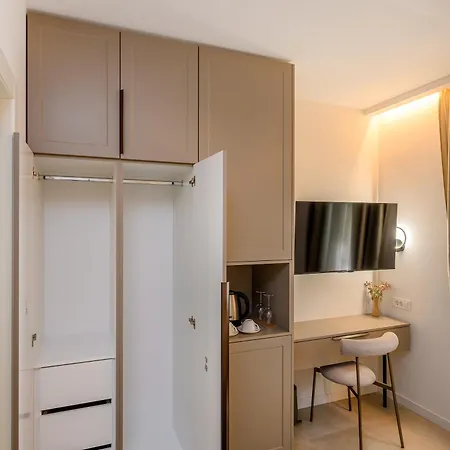 Kostela Luxury سبليت